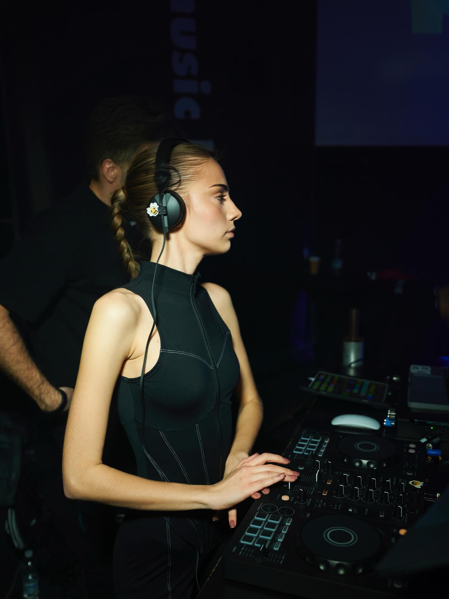 DJ Sonny Bee в наушниках во время выступления