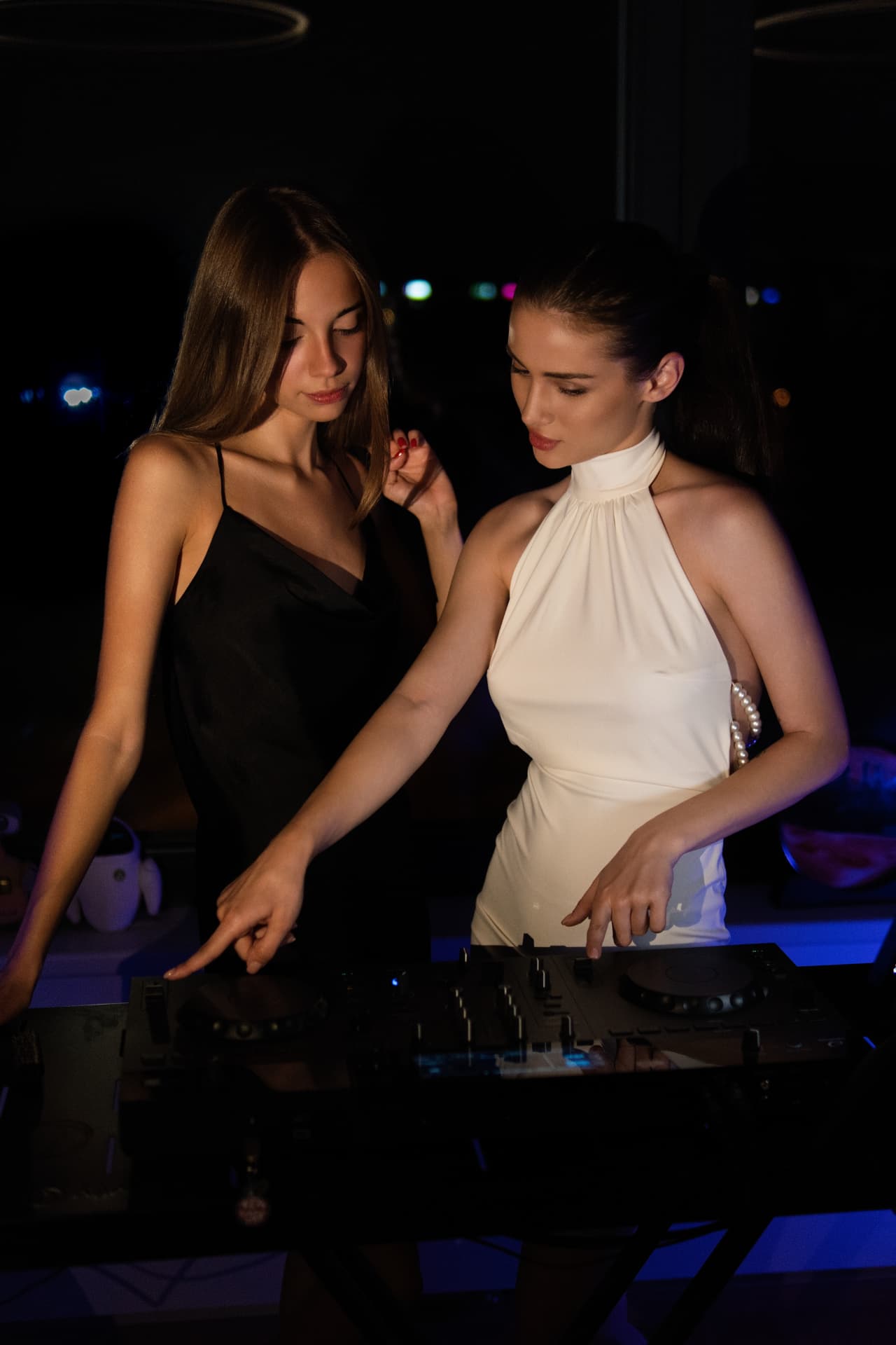 Заняття з діджеїнгу за DJ-пультом